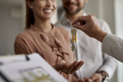 Jeune actif utilisant une plateforme de garantie locative en ligne